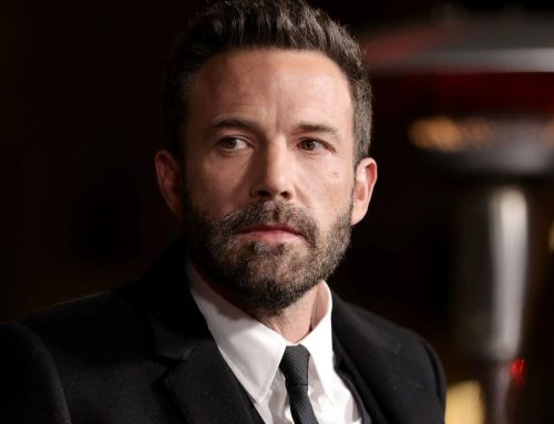 Affleck bromea sobre un papel en Dos mujeres, un camino