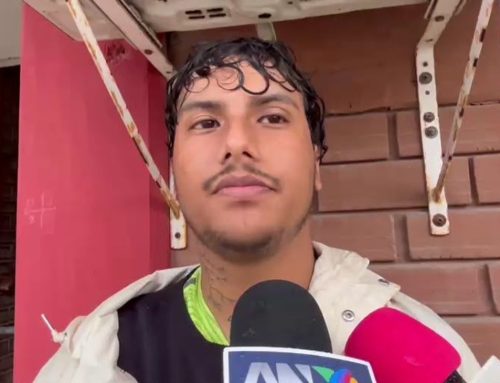 Joven compra su primer auto y termina arrastrado por la corriente